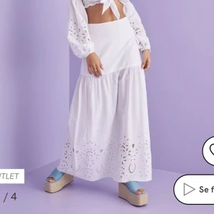 Vit maxikjol - En jättefin och somrig maxikjol från Nelly i storlek 38. Sälj pga att den tyvärr är för lång för mig. Helt oanvänd med lappen kvar❤️