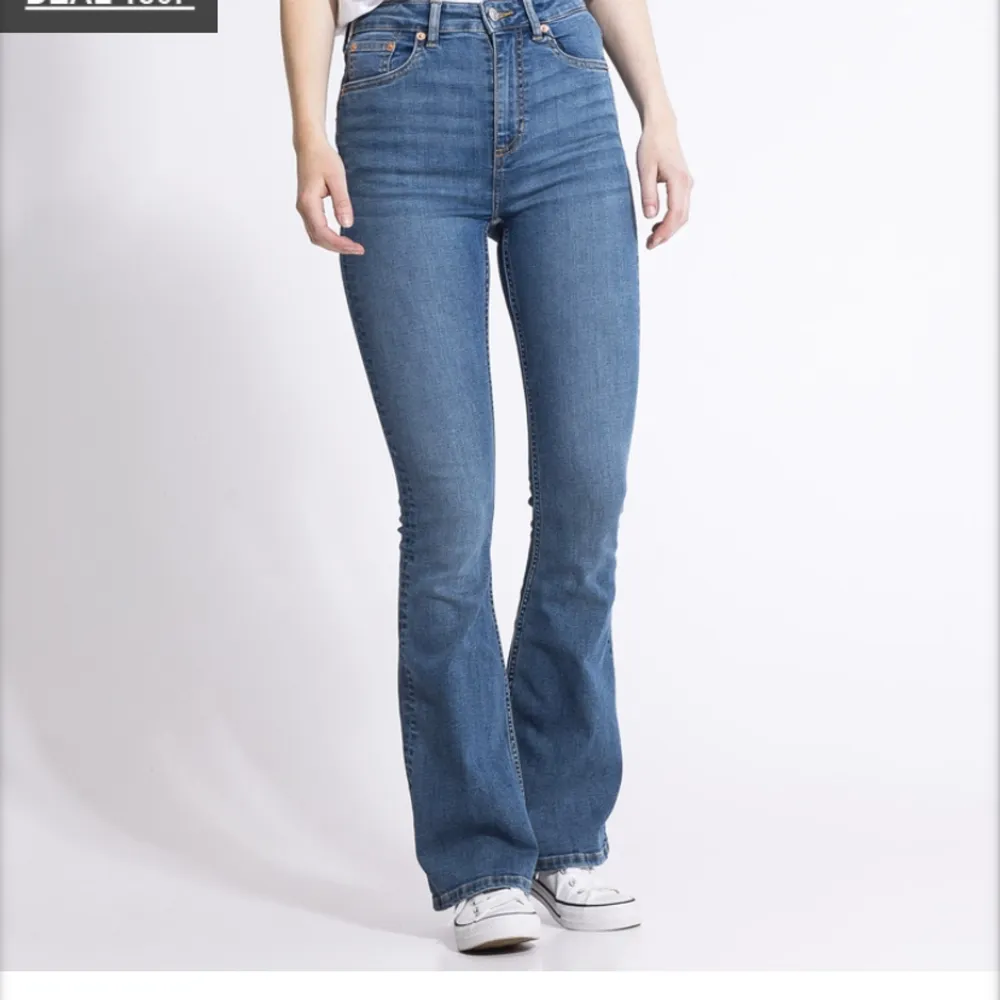Säljer ett par jättefina jeans som är utsvängda längst ner💗 Jeansen är använda några gånger men är i fint skick💕Jeansen är i storlek S men passar även dem som har XS💓Köptes för 300kr💞. Jeans & Byxor.