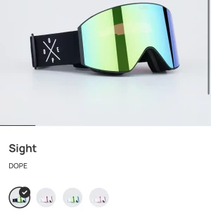 Dope skidglasögon / googles - Säljer mina skid glasögon från dope för att jag fått nya, köpta vintern 2021 för 1300 säljer för 700. Dustbag osv ingår. De ser genomskinliga ut på hemsidan men är som min bild i verkligheten! Väldigt bra skick, saknar defekter men finns pyttesmå repor💗💗