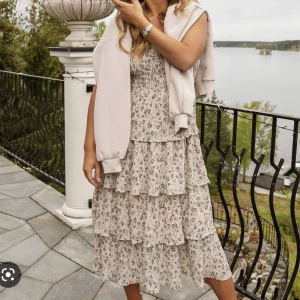 Afj x nakd klänning  - Säljer denna sommardrömmen!!! Finns inte att köpa från nakd längre så den är slut sen långt tillbaka🫶🏼