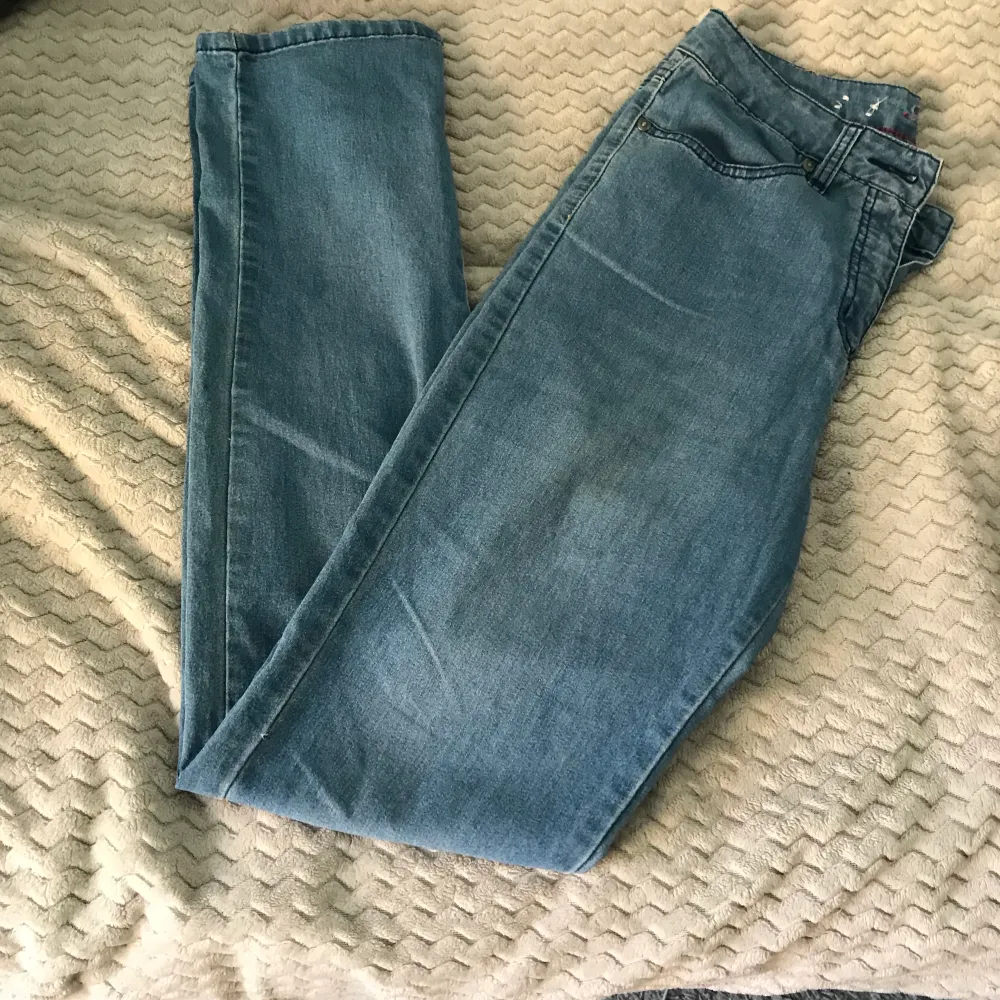 Snygga blåa jeans! Dem komemr int riktigt till användning längre och därför säljs dem! För fler bilder eller frågor kontakta privat!. Jeans & Byxor.