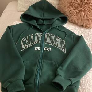 Säljer en grön oversized hoodie