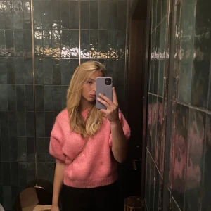 Rosa stickad t-shirt - Säljer denna fina tröjan från zara! Använd endast två gånger  så den har inga märken eller defekter:) köpte den ganska länge sen för 349kr.