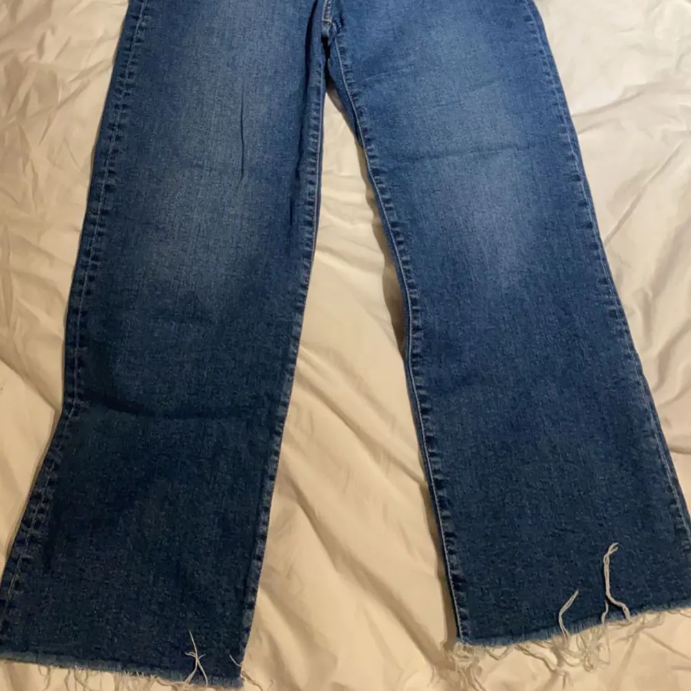 Blåa jeans som är för korta på mig som är 176 (andra bilden). Kommer därför inte till användning och har använts enstaka gånger . Jeans & Byxor.