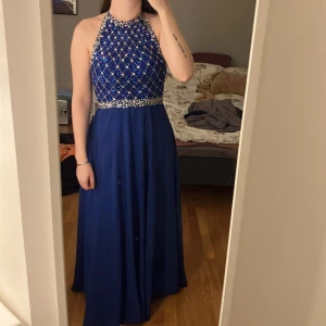 Balklänning - Balklänning endast använd 2 gånger, superfin verkligen. Vet ej storlek men skulle chansa på xs - s.