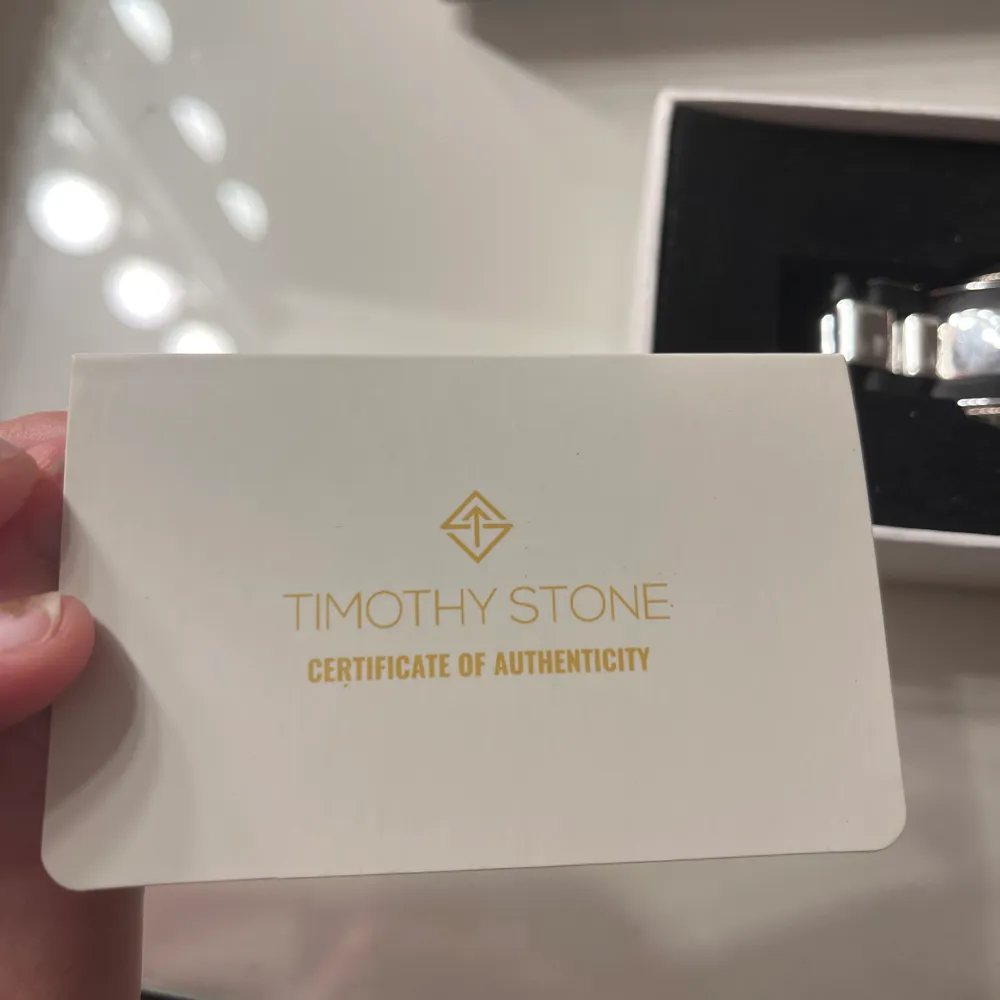 En helt ny timothy stone klocka - Amber bicolor silver-tone & black. T.o.m plasten kvar på klockan, enbart testad. Äkta med bevis och låda. Köpt för 1500kr . Accessoarer.
