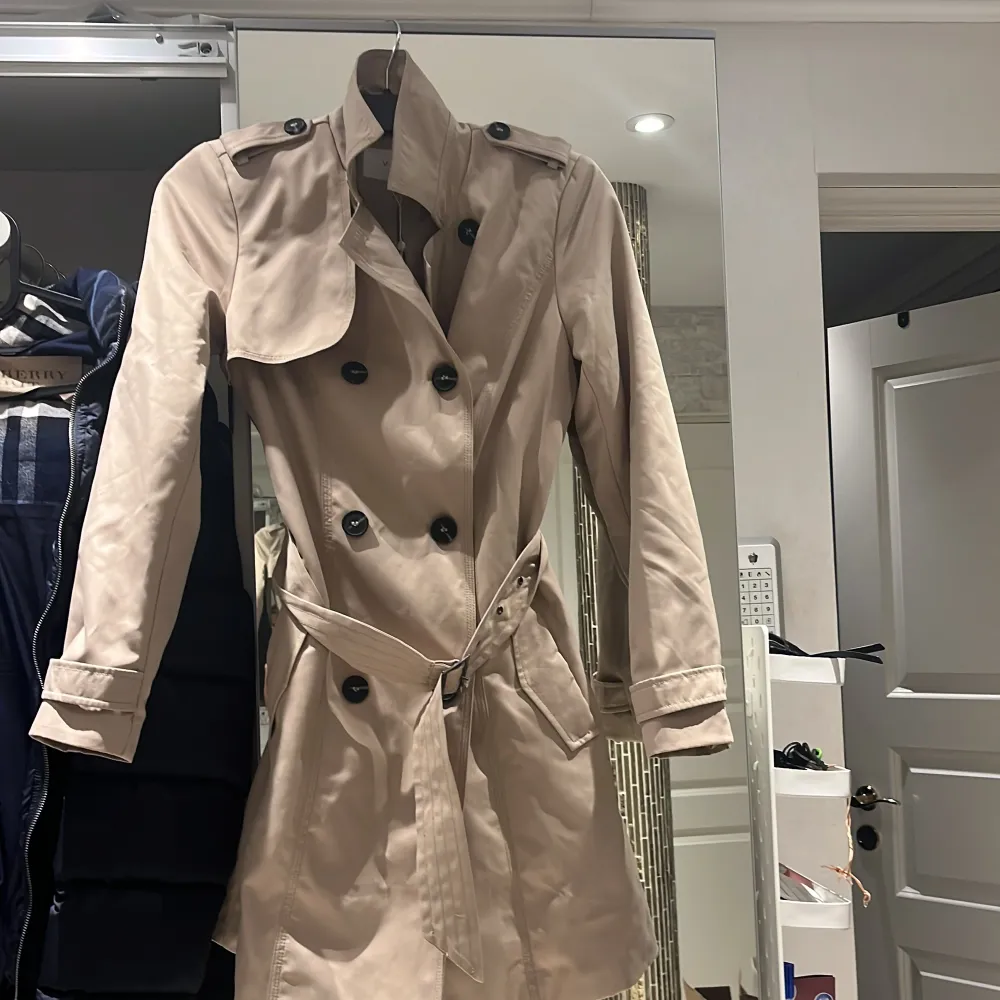 Helt ny Beige trenchcoat i storlek XS . Jackor.