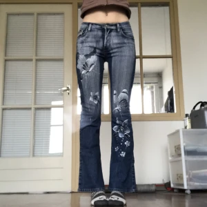 Y2k jeans - Lågmidjade bootcut jeans med pärlor💝Väldigt bra skick. Lite stretchiga. Storlek 36, uppskattas till storlek W28/29. 78 cm runt midjan, 81 cm innerbenslängd. Jag är 176 cm och har W29 i jeansstorlek 💛Endast frakt ✨Använd gärna köp nu-funktionen 🌟
