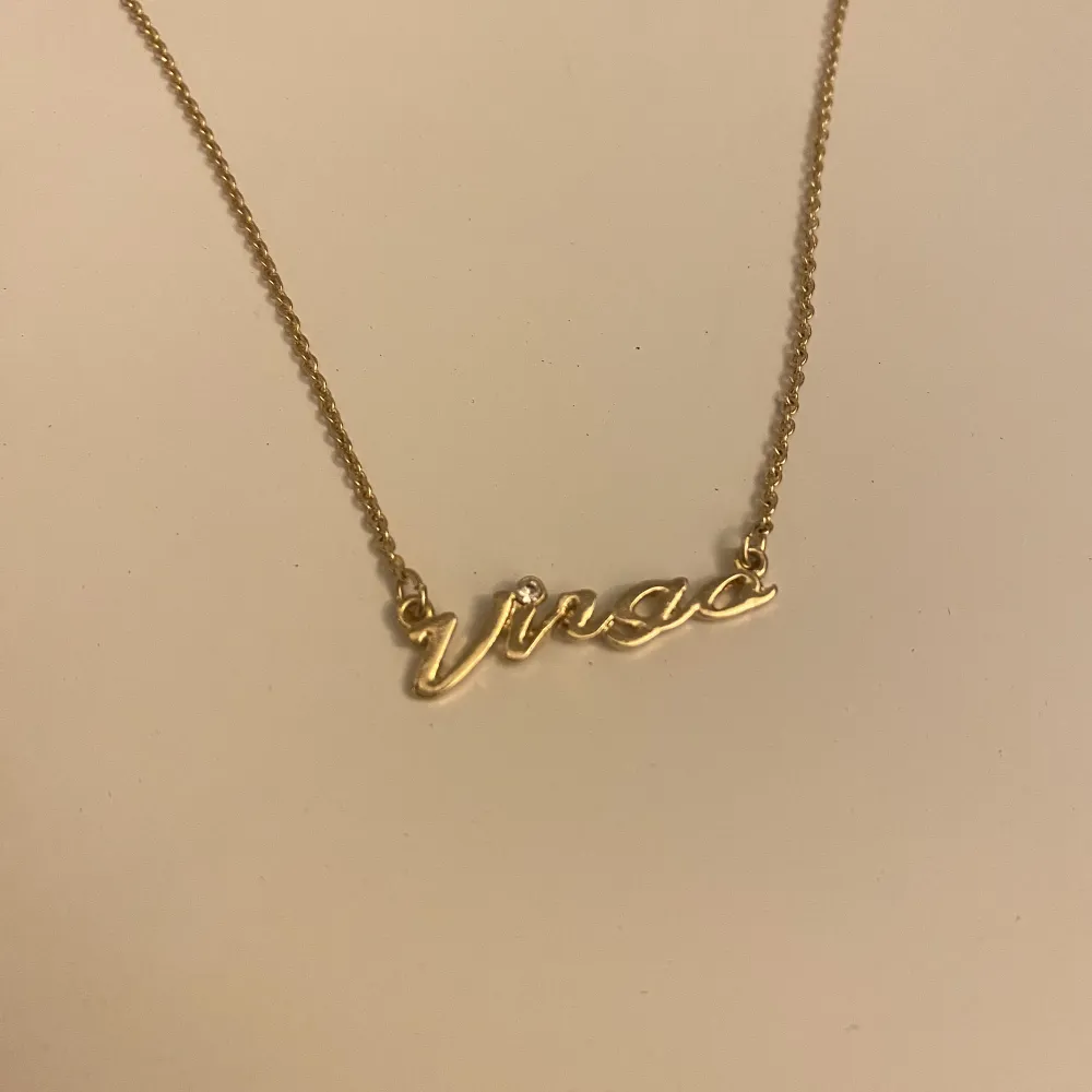 Jag säljer detta halsband från monki i guld. Jag är osäker på nypris men köpt för ungefär 200kr och pris kan diskuteras. Halsbandet säljs inte längre och köpt förra sommaren. Kontakta gärna om du är intresserad😻. Accessoarer.