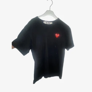 CDG t-shirt - Säljer min cdg t-shirt då den inte används så ofta🙌🏼 Storlek S/M Budet börjar på 180kr❤️