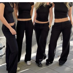 Alohba kostymbyxor  - Kostymbyxor från alohba som tyvärr var för stora för mig💘 uppsydda så de passar någon som är 167-170🥰 