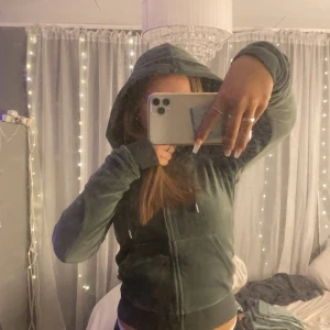 Juicy Couture tröja - Dark moss Juicy tröja, inga skador eller märken, köpt för 1,100kr från hemsidan, glitter text på ryggen och på dragkedjan. Kom aldrig till användning och därför vill jag sälja. Pris kan diskuteras i dm.