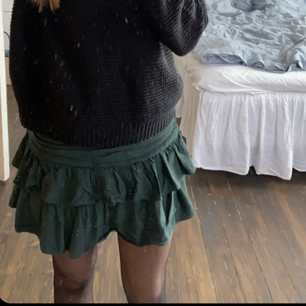 Superfint mörkgrön kjol från zara💞säljer denna då jag inte får så mycket användning för det. Kjolar.