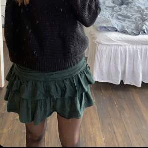 Superfint mörkgrön kjol från zara💞säljer denna då jag inte får så mycket användning för det