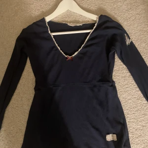 Odd molly tröja - Säljer denna sjukt fina odd molly tröja. Du kan köpa den för 300 kr + frakt dirket, annars lägga ett bud från 200 kr🫶🫶