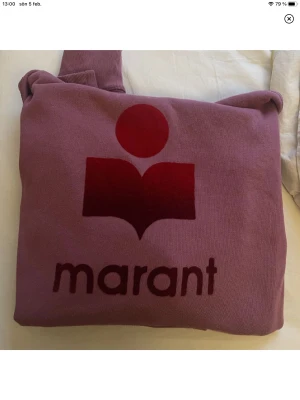 Isabel marant tröja - Köpt på Plick för en månad sedan men vill sälja eftersom jag gillar hoodien men vill lägga mina pengar på något annat! Storlek 34/36 , skriv för fler bilder💞( lånade bilder)