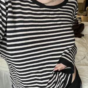 Stickad tröja - Tunt stickad randig tröja köpt på secondhand.