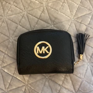 Plånbok - Här säljer jag en plånbok machel kors vet inte om den är riktigt!❤️💕