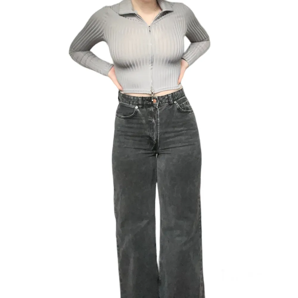 Fina vida jeans i perfekt skick :) i lite vintage stil, passar till allt och bra plagg att ha i garderoben! Säljer även toppen och exakt likadana jeans men i mörkblå :) i storlek 38. Jeans & Byxor.