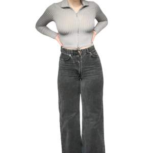 Fina vida jeans i perfekt skick :) i lite vintage stil, passar till allt och bra plagg att ha i garderoben! Säljer även toppen och exakt likadana jeans men i mörkblå :) i storlek 38