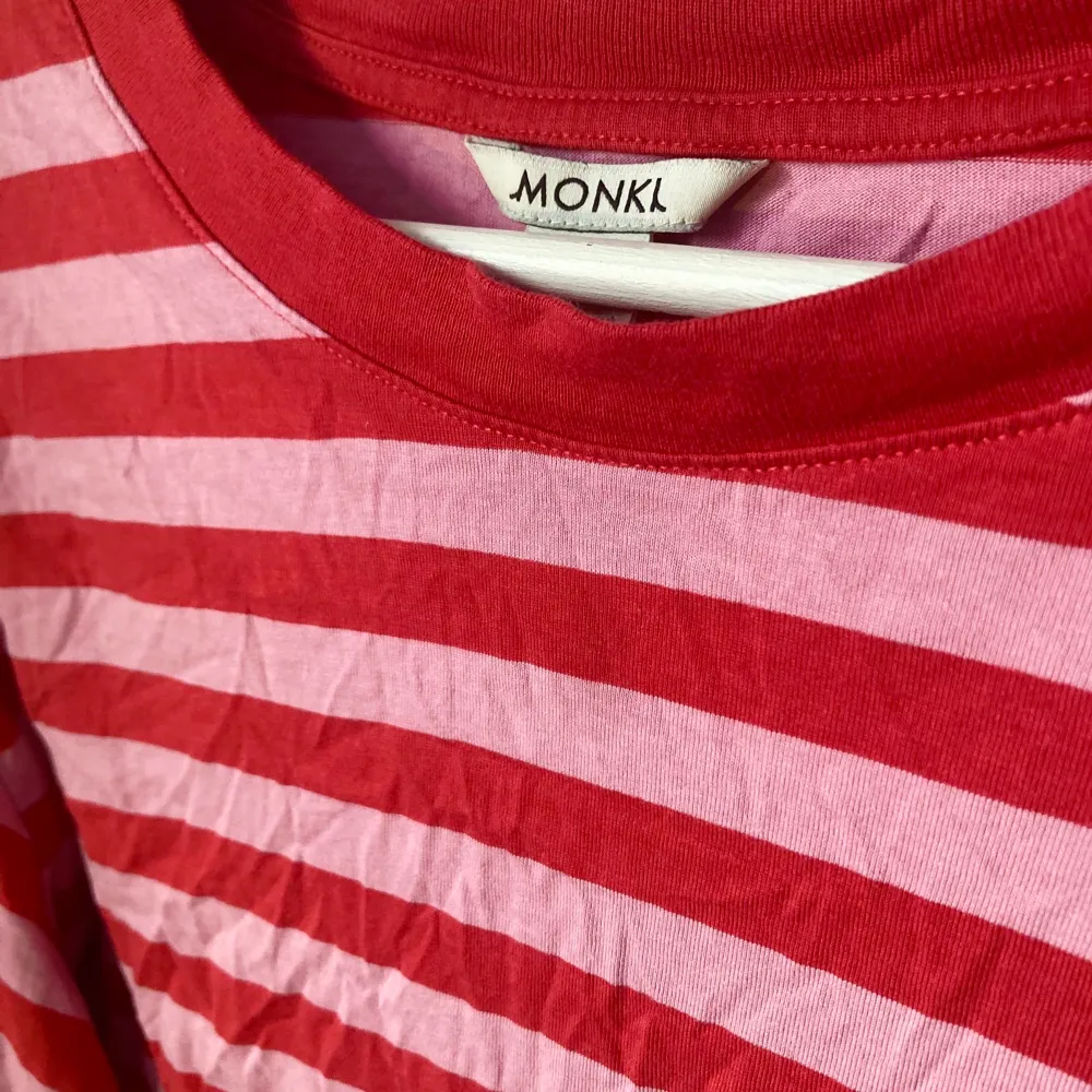 Randig röd/rosa tröja från Monki. Använd en gång, så plagget är i mycket gott skick. Skönt och bekvämt material, även passform.  Paketpris med den andra randiga tröjan från Monki (blå/brun) = 235. Tröjor & Koftor.