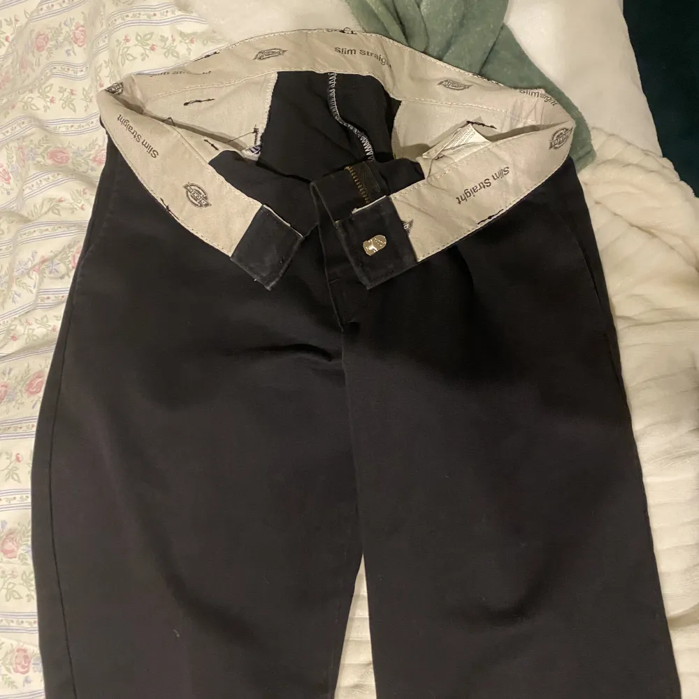 Svarta dickies kostymbyxor. Väldigt fina men säljer vidare eftersom att dem inte passade mig! . Jeans & Byxor.