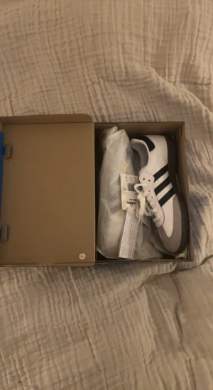 Sambas - Säljer mina helt nya sambas som endast är testade. Skorna är trendiga och sällsynta, därav priset 