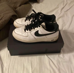 Air force 1 - Säljer nu mina Air force 1 Pågrund Av att de inte kommer till användning längre. Info om dem, storlek 40,5 och dem är som i ny skick,  Så mer info och bilder skriv. Pris kan diskuteras vid en snabb affär