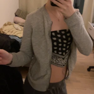 Grå tröja - En fin grå tröja med dragkedja. Använd få gånger💛