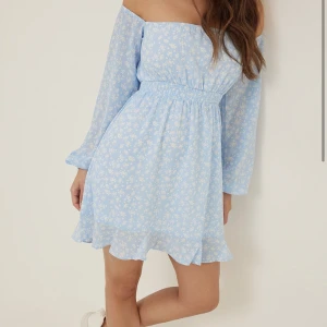 Klänning  - Superfin klänning från nakd. Helt oanvänd.  Storlek 36. Bilden är lånad från hemsidan 🤍