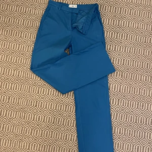 Zarabyxor - Säljer blå zarabyxor i Strl 34. De passar mig i strl 26 perfekt, medel midja med långa ben. Använda få gånger. 