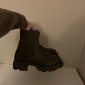 Boots helt nya! - Säljer dessa helt oanvända boots från Ginatricot som har kostat 600kr. Mörkgrön snygg färg. Storlek 36! Perfekta skor nu till våren🌸