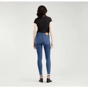 Mile high jeans från levis. Köpta för 1349kr. Pris kan sänkas vid snabb affär.