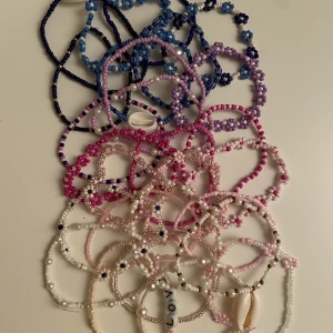 Armband  - Nu lanserar vi vår mysterybox🤩 man kan köpa två mystery armband för 25 kr och tre för 30 kr🎉frakt kostar 15 kr😽