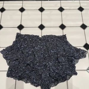 Zara shorts💙 - Shorts från zara. Men ser ut som en kjol! Storlek xs! Superskön och fin! 💕