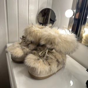 Fluffiga skor från Zara - Säljer dessa slutsålda skor från Zara då den inte kommer till användning längre. Skorna är använda vilket man er på sista bilden, annars inga andra tecken på användning. Skriv för fler bilder💗