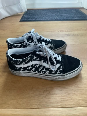 Vans - Coola vans i storlek 37. Defekt finns se bild