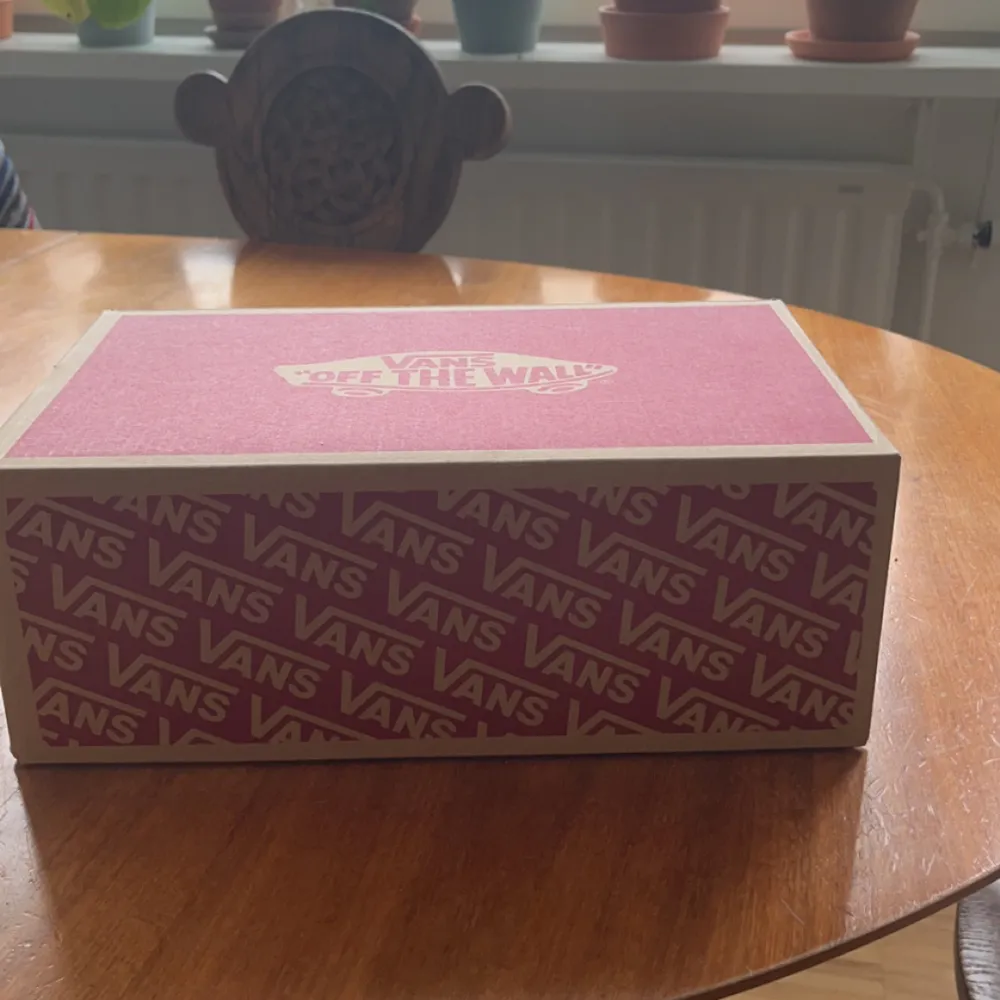ett par vans skor, lite smutsiga går defenitivt att tvätta bort. änvända en gång. Pruta om du vill. Kengät.