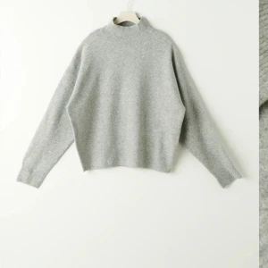 Grå stickad tröja🫶 - Kollar intresset på denna fina tröja från Gina. Den är i mycket bra skick, säljer då den tyvärr inte kommer till användning! Tveka inte med att höra av dig🫶 Ge prisförslag❤️