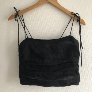 Linne i linne-tyg - Jättesöt topp från hm som tyvärr inte sitter bra på mig i midjan 😭 står xs men skulle säga större (om man vill att den ska sitta tight), med resår/stretch bak och skrunsch i sidorna, axelband som man själv knyter. Använd typ 1 gång och inga defekter.