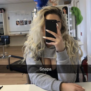 Croppad hoodie Madlady  - Grå cropped hoodie från madlady i storlek S. Använd ca två gånger. Frakt 65kr- 81kr