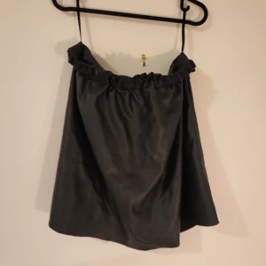 Skinn kjol  - Knappt använd 