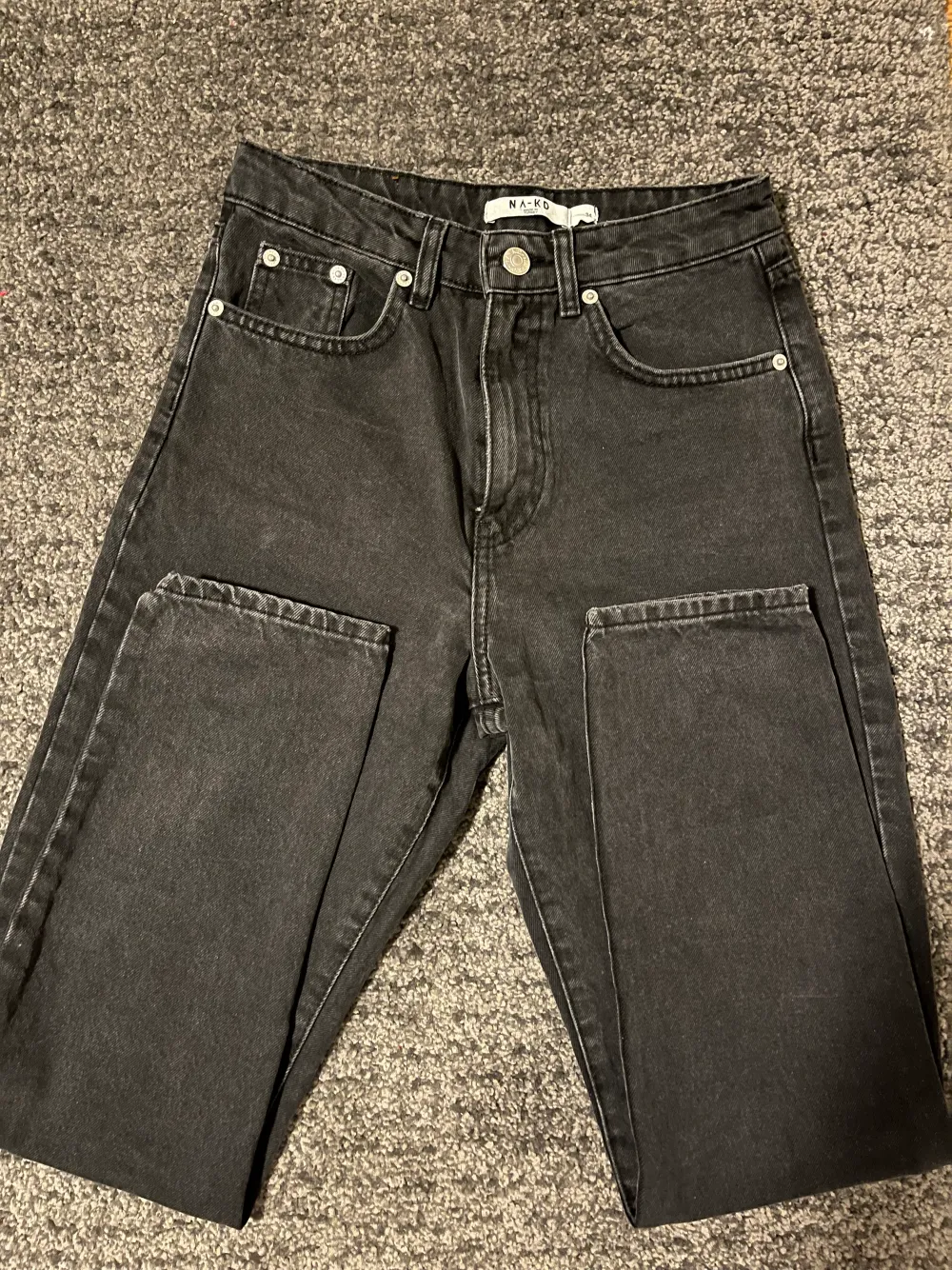 Black denim NA-KD, size 34. Jeans & Byxor.