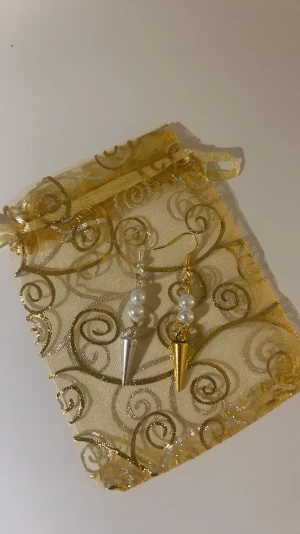 Örhänge - Tillsammans med ett nytt halsband släpper vi ju såklart ett nytt örhänge! Super balla och finns i både silver och guld. Kostar 79kr + frakt (15kr)/per par örhängen😻