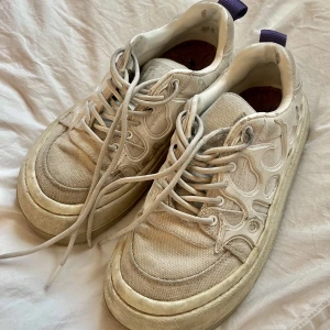 Eytys - Säljer mina eytys-skor köpta sommaren 2020. De är välanvända men har fortfarande mycket kvar att ge. Köpta för 2200kr, storlek 38. Tvättas innan de säljs!