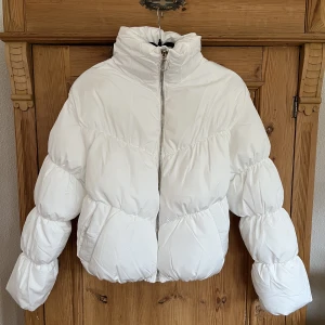 Jacka - Nyskick, aldrig använd. Strl S men passar snarare XS. Kan skicka fler bilder vid behov.