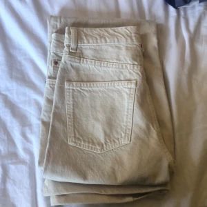 Byxor från Zara - Beiga byxor från Zara i storlek 34. Är för små för mig och kommer inte till användning. Är osäker på frakten men för mer info kan du kontakta mig privat❤️