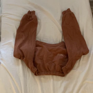 kort långärmad tröja - kort långärmad tröja från H&M divided storlek M brun/orange