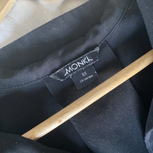 Kofta/skjorta  - Hej! Säljer mina nästan oanvända kofta /skjorta från monki. Bra skick säljer pga ingen användning lämgre, storlek xs. Den sitter jätte fint på , Kan fraktas eller mötas upp. Hör av er för frågor eller fler bilder. 