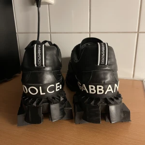 Dolce&Gabbana Superking sneakers - Använda 1 gång Nypris: 11800kr Skick: 5/5 Köptes på rea för 8260kr därmed finns ingen box eller dustbags. 